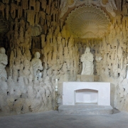 Kaple v jeskyni